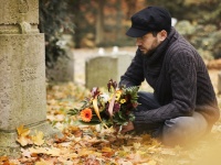 霊が引き合わせた？墓場で未来の妻と出会うことになった男性の物語