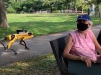 密です！犬型ロボット「スポット」が公園で人々の社会的距離を監視（シンガポール）