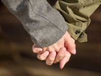 我慢できねぇ……男性が「付き合う前に手をつなぎたくなる」瞬間・6