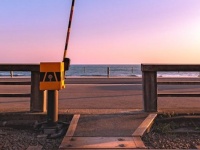 「海のにおいがしました」　やわらかな夕日に照らされた江ノ電の「ミニ踏切」が心をくすぐる