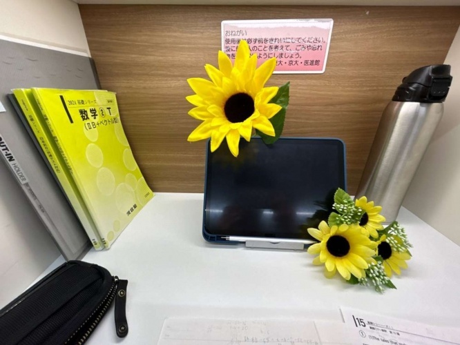 自習室に夏が...！（画像提供：雲外昇天（＠ijigenrounin）さん、以下同）