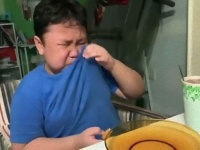 マクドナルド再開で母親がサプライズ。大好きなハッピーセットを目の前に嬉し泣きする少年（シンガポール）