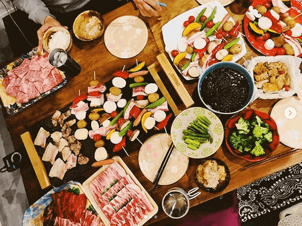 スザンヌ 自宅での焼肉がカラフルすぎて めちゃ豪華 食卓も満開 の声 1ページ目 デイリーニュースオンライン