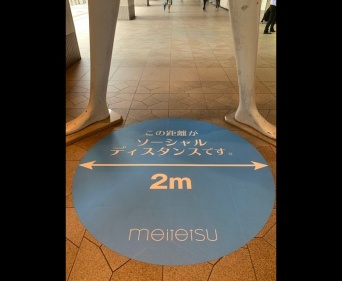 ナナちゃんの足幅は2メートル（画像は名鉄百貨店提供）