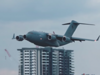 本当に怖い超低空飛行。ボーイングC-17が高層ビルすれすれを飛行。周辺にいた人々は大びっくり(オーストラリア)
