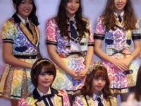 BNK48・(前列)ミュージック、モバイル、(後列)ジェニス、オーン、パン