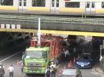 日本でも…！　高架下にてトラックの荷物がつっかかり立ち往生。