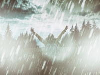 ワームホールを利用して雨を降らせる装置を開発したと主張する発明家、農民たちを騙していると物議をかもす
