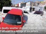 これが全部雹…！？　大量に積もった雹に車が埋もれてしまう。