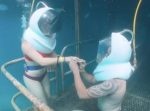 斬新！　カップルが海でダイビング中に、指輪を差し出しプロポーズ！