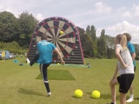 イギリス発！サッカーとダーツを融合した新競技「サッカーダーツ」がアツい