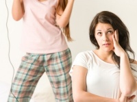 またその曲かよ！　カラオケに行くと“誰かが必ず歌う曲”とは……