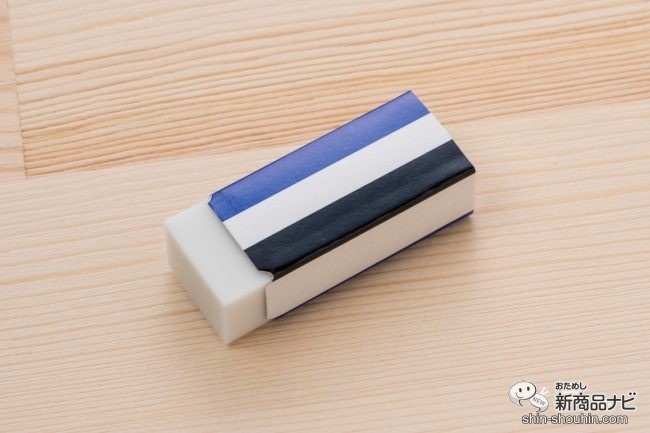 木の床に置かれた消しゴム