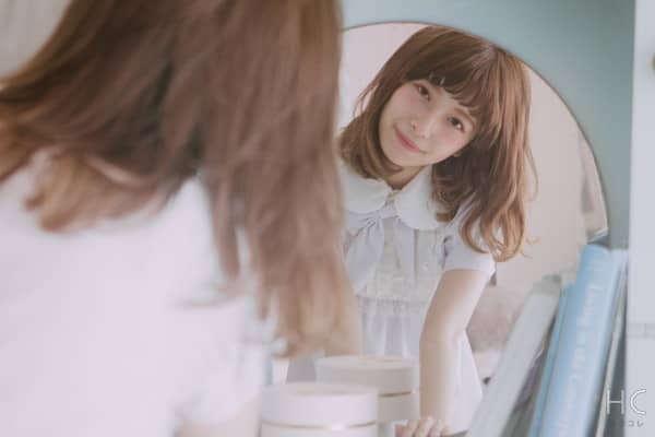 鏡を見る笑顔の女性