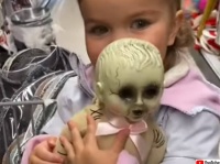 ゾンビ人形をこよなく愛する幼女、いつも抱きしめ一緒に遊ぶ