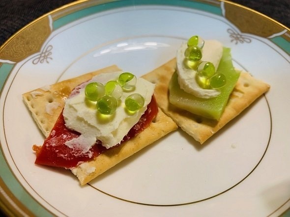 クラッカーにクリームチーズは、「わさビーズ」に合う