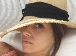 吉川ひなの、プールサイドのストローハットが“超かわいい”が目がいくのはおっぱい…