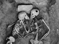 骨まで愛して。ひとつの棺の中で抱き合っているような状態で発見された2800年以上前の2体の人骨「ハサンルの恋人」（イラン）