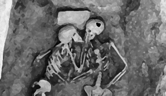 骨まで愛して。ひとつの棺の中で抱き合っているような状態で発見された2800年以上前の2体の人骨「ハサンルの恋人」（イラン）