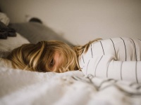 睡眠不足になると表情を読み取る能力が低下し、人に悪い印象を抱くようになる