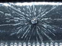 放射線を放つウランを観察できる霧箱