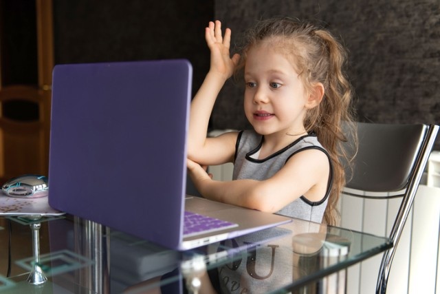オンライン授業をさぼるための8歳少女の巧妙な手口