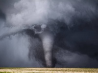 一方アメリカでは竜巻が多発。トラックが巻き込まれて回転するも奇跡の復活