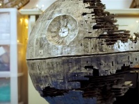 Amazonの空き箱でスターウォーズ「デススター」を作り上げたダンボール職人、その作り方を紹介