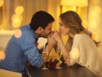離れていても大丈夫！「遠距離恋愛」を実らせた6つの結婚エピソード