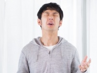 鳥肌たつわ！　男性が「絶対キスしたくない」女性の特徴3つ