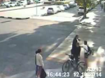 自転車の女性をいきなり引き倒すおじさん！　しかし…？
