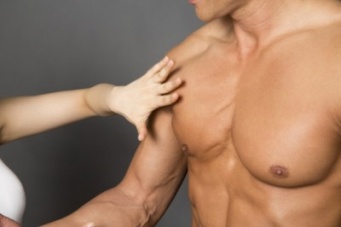 男性の本音は？　「ドキッとするボディタッチ」と「ドン引きするボディタッチ」のちがい5選