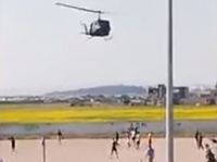 外出禁止を守らずサッカーの試合をしていた若者に軍が出動。ヘリコプターの砂煙を浴びせ退散させる（チュニジア）