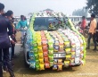 インドのウエディングカー最新事情、スナック菓子で車を覆い売店状態に