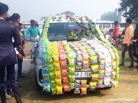 インドのウエディングカー最新事情、スナック菓子で車を覆い売店状態に