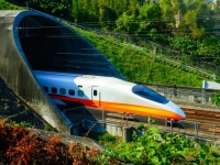 「乗る新幹線を間違えた！旅行中のハプニングに絶望する私を、周りの人々が...」（東京都・40代男性）