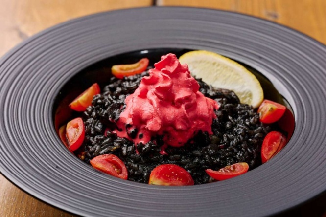 「Risotto Cafe 東京基地 渋谷店」の「真っ黒リゾット」(画像はプレスリリースより)
