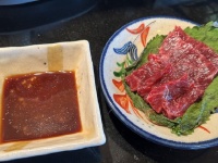 大トロっぽくもあり、レバ刺しっぽくもあり...　自販機で買える希少部位「クジラの尾の身」に舌鼓