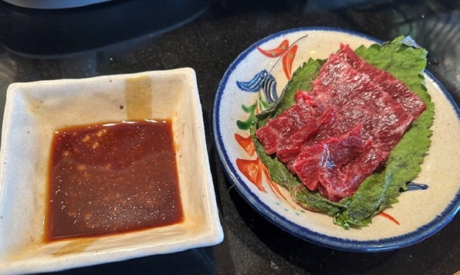 大トロっぽくもあり、レバ刺しっぽくもあり...　自販機で買える希少部位「クジラの尾の身」に舌鼓