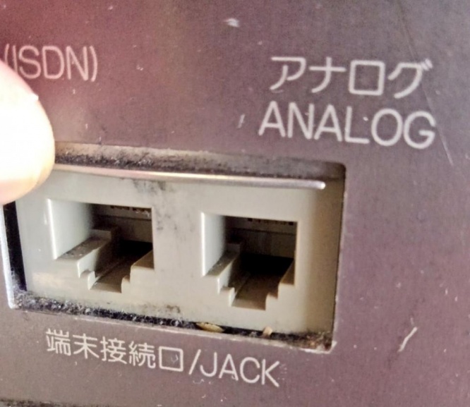 ケーブルで公衆電話と端末をつなぐ