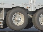 タイヤが浮いている！　トラックが後輪を浮かせて走る理由とは！？