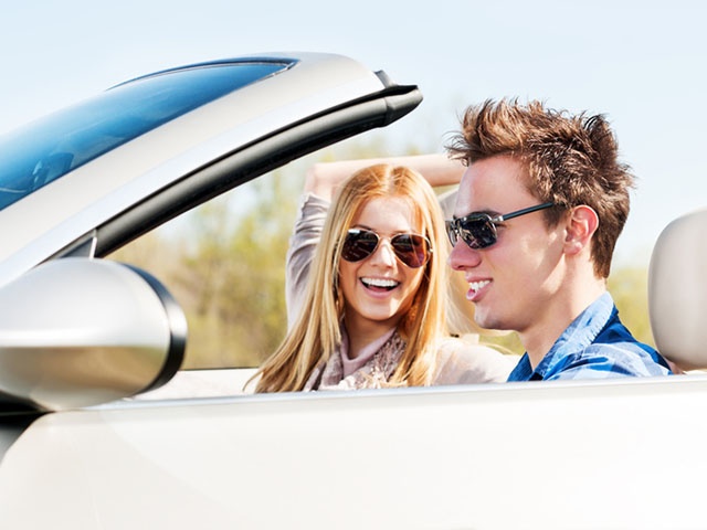 ドライブデートするカップル