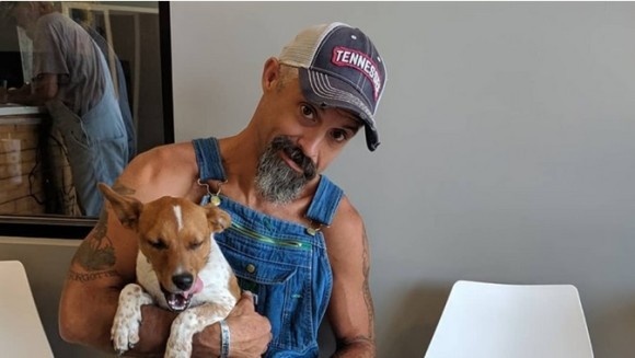 森の中から救出され、負傷した足の切断を余技なくされた犬。同じ境遇を持つ退役軍人が家族として迎え入れる