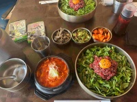 “ミナリ”って何！？韓国料理の人気店「ブルバム」でいただく話題の食材を使った絶品ユッケビビンバ