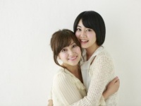 男子が女子に求めるのはどっち？　「顔面美人」or「オシャレ女子」