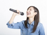 「歌がうまい」VS「音痴」、かわいいと思う女性はどっち？　7割の男性の回答は……