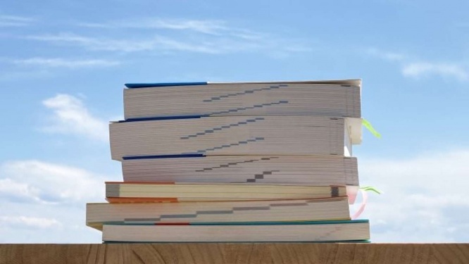 沢山の参考書をくれた人へ(画像はphotoAC)