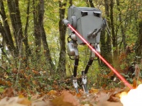 ダチョウの脚がモチーフの美脚二足歩行ロボット「キャッシー」がスターウォーズのAT-STのコスプレ姿を披露していた！