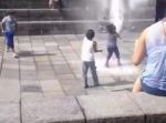 強めの噴水に少女が突っ込む　→吹っ飛ばされて一回転！！