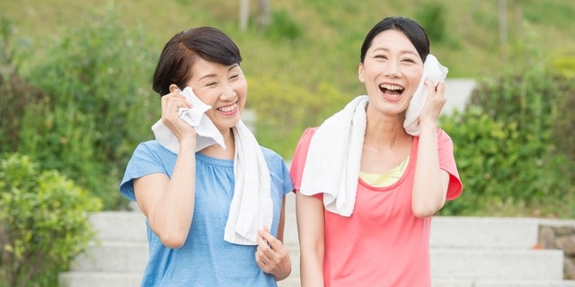 保冷剤をあてる女性